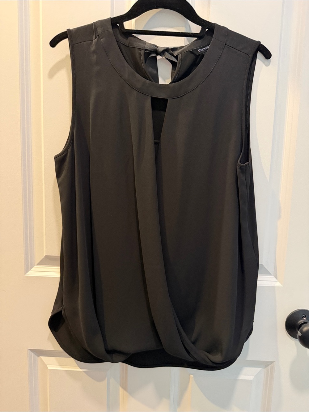41 Hawthorn Black Sleeveless Draped Tie-Back Top - size M